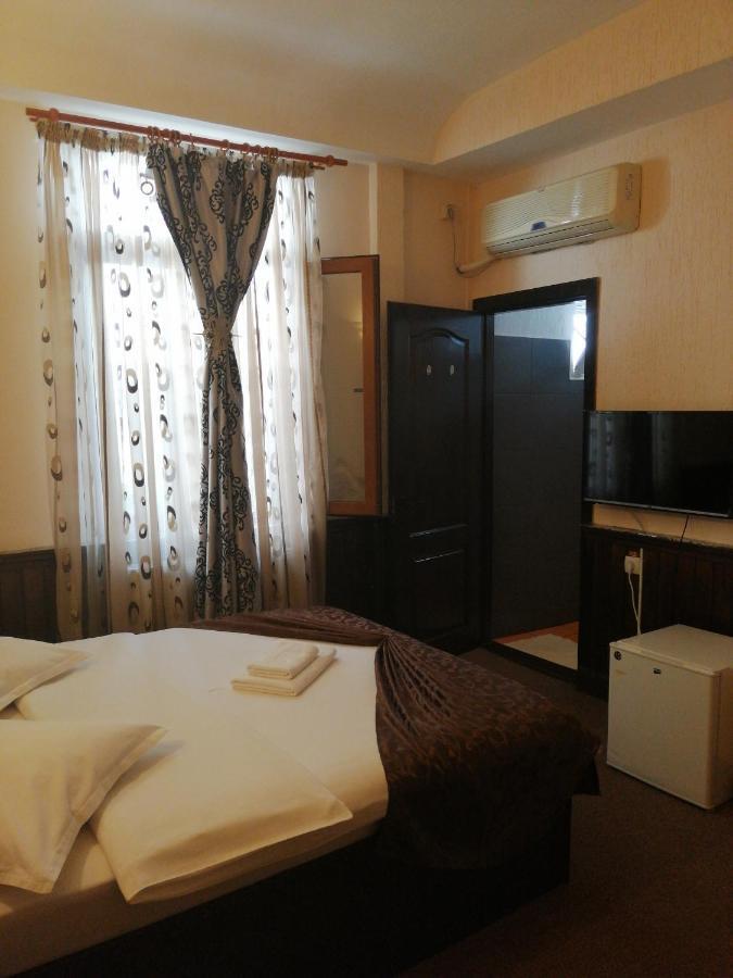 Casa Teilor Hotel Piteşti Exterior foto