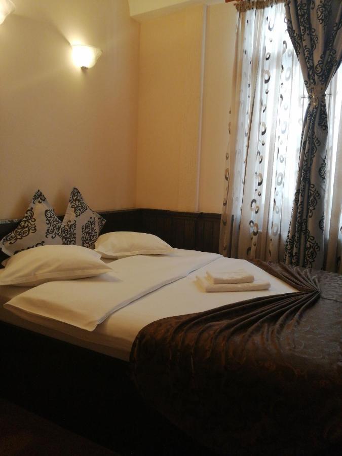 Casa Teilor Hotel Piteşti Exterior foto